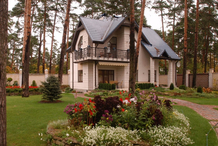 Элитные коттеджи Подмосковья за год подешевели почти на 20%