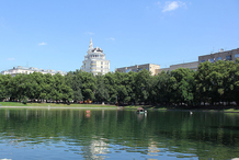 За миллион долларов на Патриарших прудах можно купить меньше 40 кв. м жилья