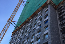 В первом доме комплекса Freedom заканчивают остекление и облицовку фасадов