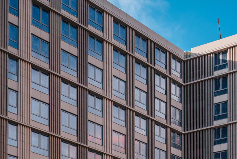 В ЖК Stories установили более 400 моллированных окон с помощью роботизированных систем