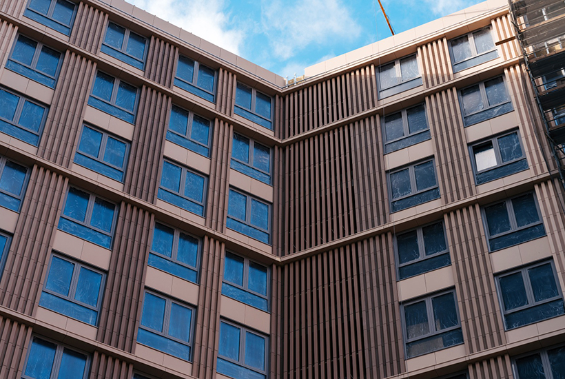 В ЖК Stories установили более 400 моллированных окон с помощью роботизированных систем